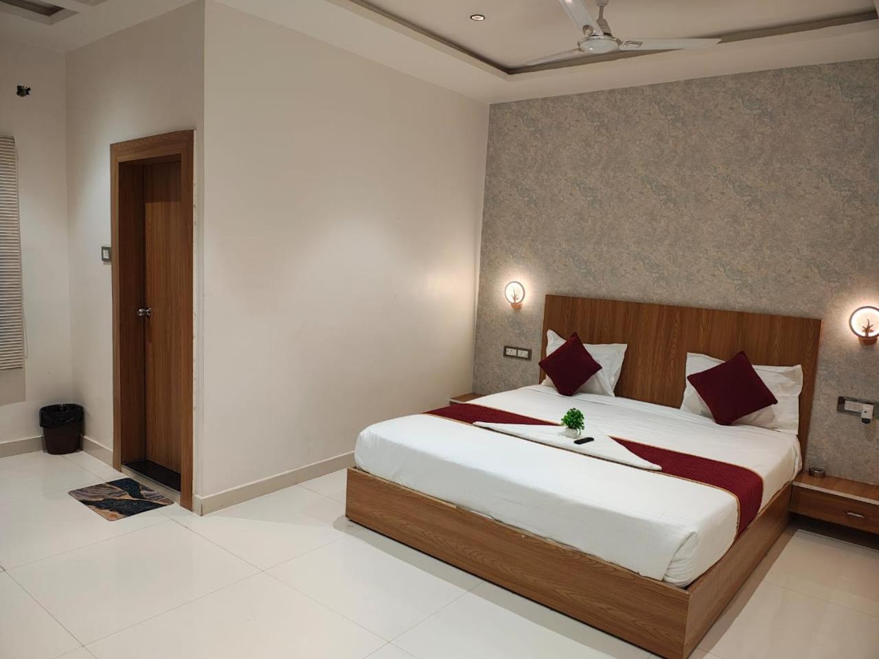 The Golden Palm Khajuraho Hotel Kültér fotó